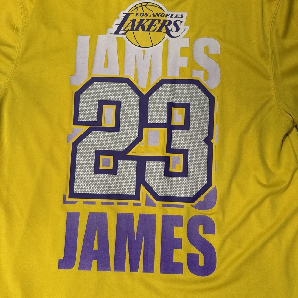 LeBron James 23 LA Lakers‎ Shirt Mens Large Yellow NBA Fan Tee Athletic Fit
